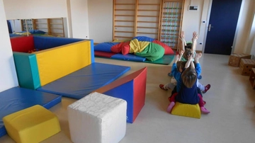 Asilo degli orrori, botte e violenze ai bimbi: la maestra denunciata dalle colleghe e incastrata dalle cimici