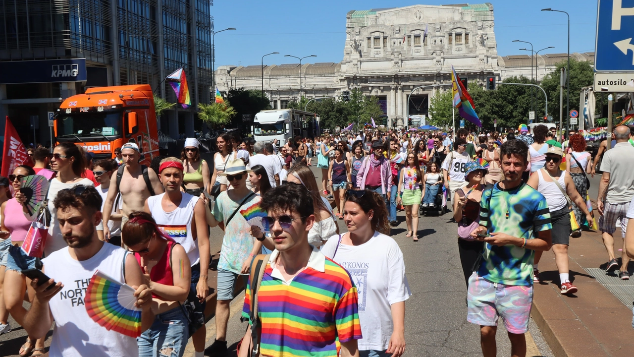 Milano Pride 2025, il corteo parte dalla piazza davanti alla Stazione Centrale di Milano