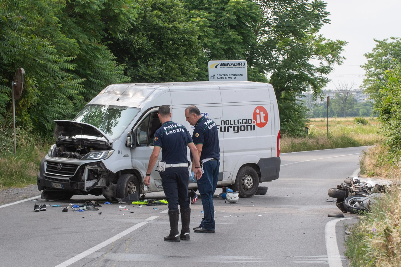 L'impatto tra il furgone e la moto è stato devastante, quando sono arrivati i soccorsi il centauro era in arresto cardiocircolatorio