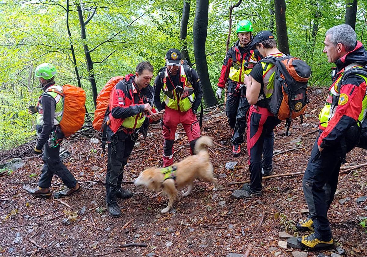 ferragosto da eroi per due agenti salvano un anziano in montagna mentre passeggiano nei boschi