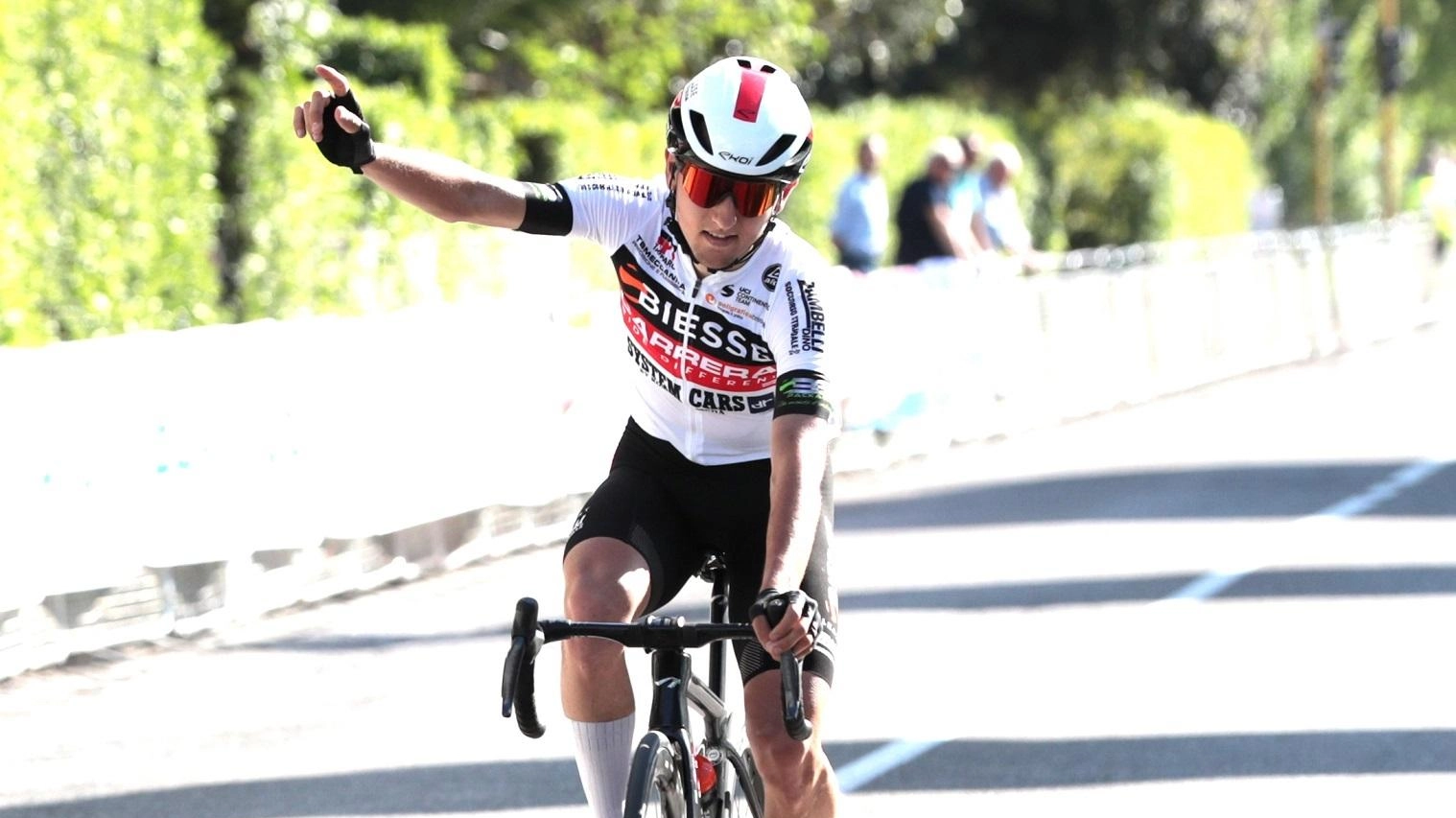 Francesco Galimberti, corridore di Giussano, vince il Gran Premio città di Pontedera per dilettanti con un assolo vincente. La sua esperienza al Giro d’Abruzzo con i professionisti lo ha preparato per questa vittoria inaspettata.