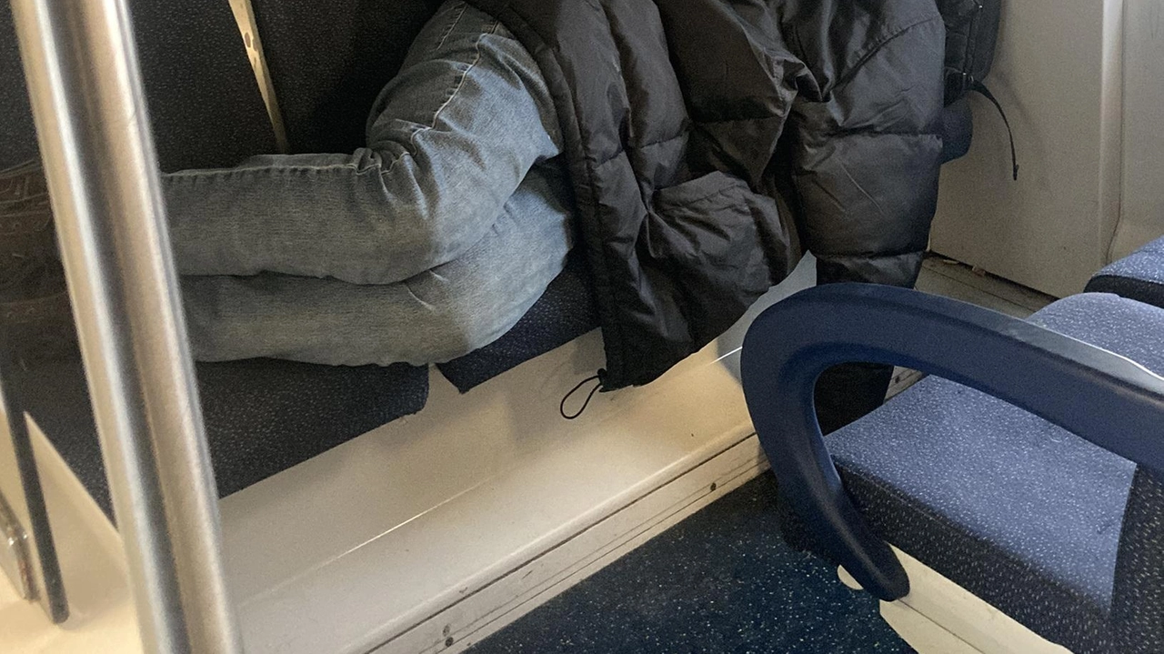 Stazione di San Zenone, Comitato pendolari: bivacchi notturni, pendolari a rischio