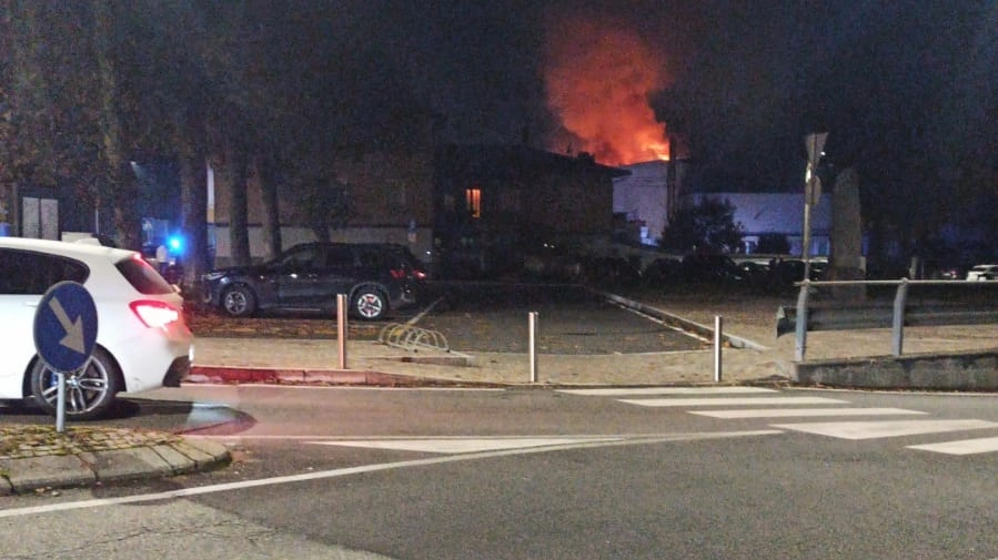 Un'immagine da lontano dell'incendio (da Facebook Enrico Mazzoletti) Un'immagine da lontano dell'incendio (da Facebook Enrico Mazzoletti)