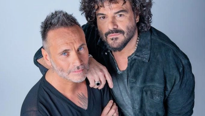 Artisti, amici: Filippo Neviani in arte Nek, 52 anni, e Francesco Renga, 56 anni Artisti, amici: Filippo Neviani in arte Nek, 52 anni, e Francesco Renga, 56 anni