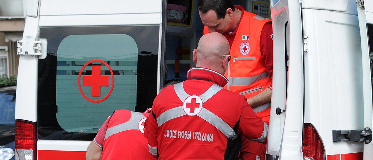 Incidente a Gazzada Schianno, cade con la moto e finisce contro un pullman: morto 35enne