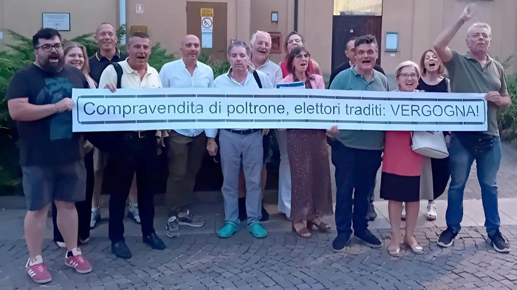 La protesta dei gruppi di minoranza: fallito il piano dei tre consiglieri che hanno creato il gruppo Bene Comune per mettere in minoranza la sindaca La protesta dei gruppi di minoranza: fallito il piano dei tre consiglieri che hanno creato il gruppo Bene Comune per mettere in minoranza la sindaca