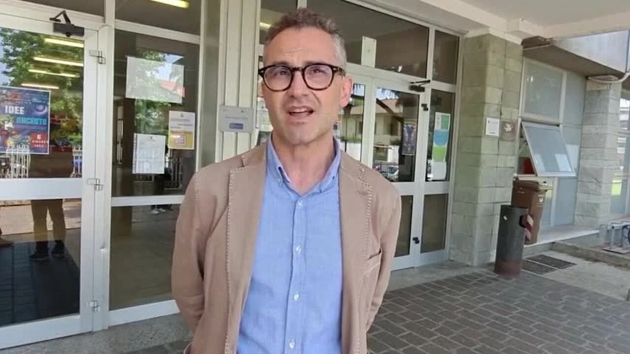 Per Michele Raffaeli preside dell’istituto dove è avvenuta l’aggressione sono giorni di colloqui e verifiche Il Consiglio dei Docenti deciderà poi quali provvedimenti prendere nei confronti del ragazzo Per Michele Raffaeli preside dell’istituto dove è avvenuta l’aggressione sono giorni di colloqui e verifiche Il Consiglio dei Docenti deciderà poi quali provvedimenti prendere nei confronti del ragazzo