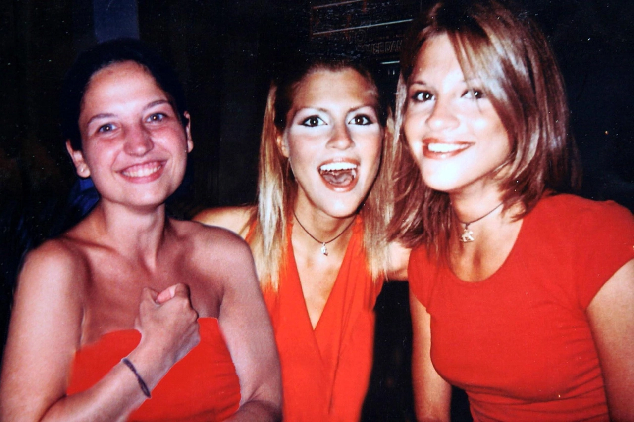 Chiara Poggi nel fotomontaggio con le cugine Stefania e Paola Cappa