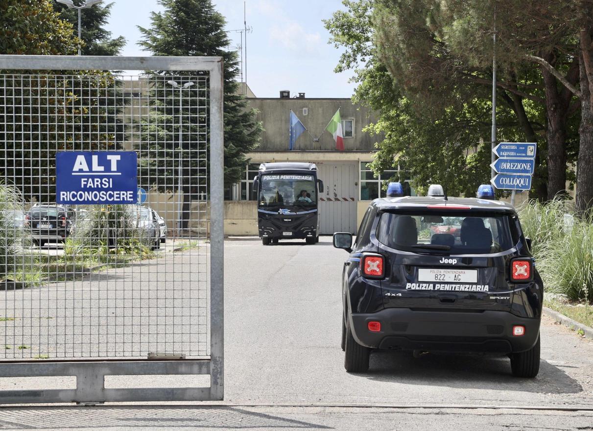 Vigevano, rivolta in carcere: i detenuti rifiutano di rientrare in cella e si danno ad atti vandalici Vigevano, rivolta in carcere: i detenuti rifiutano di rientrare in cella e si danno ad atti vandalici