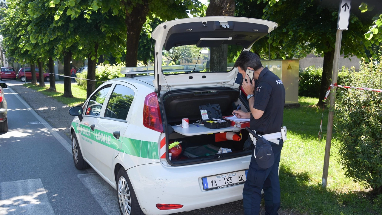 A Castano Primo una donna agente della polizia locale è stata investita da un automobilista con cocaina in auto. La donna è finita in ospedale con ferite lievi. L'automobilista è stato bloccato e sono in corso valutazioni per i reati commessi. A Castano Primo una donna agente della polizia locale è stata investita da un automobilista con cocaina in auto. La donna è finita in ospedale con ferite lievi. L'automobilista è stato bloccato e sono in corso valutazioni per i reati commessi.