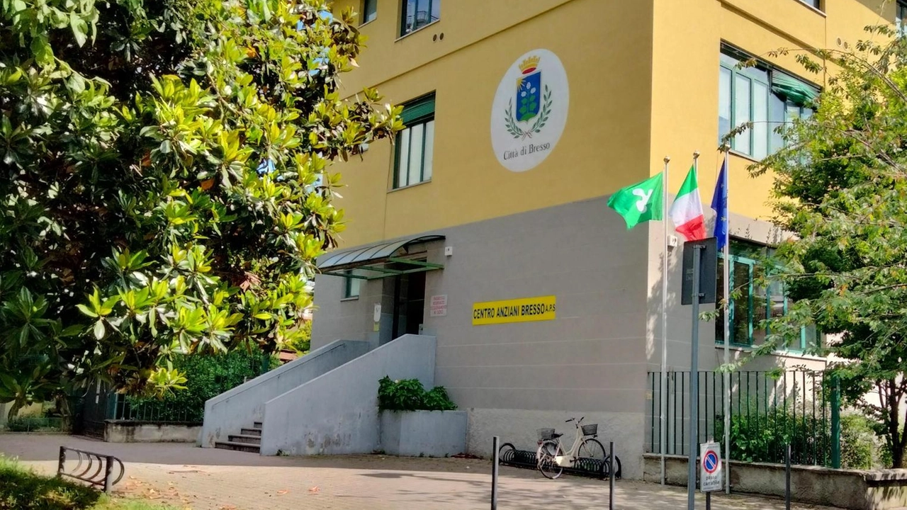 Le bandiere sull’edificio di via Lurani, futura sede del municipio Le bandiere sull’edificio di via Lurani, futura sede del municipio