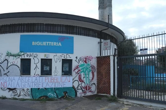 La piscina Argelati in stato di abbandono