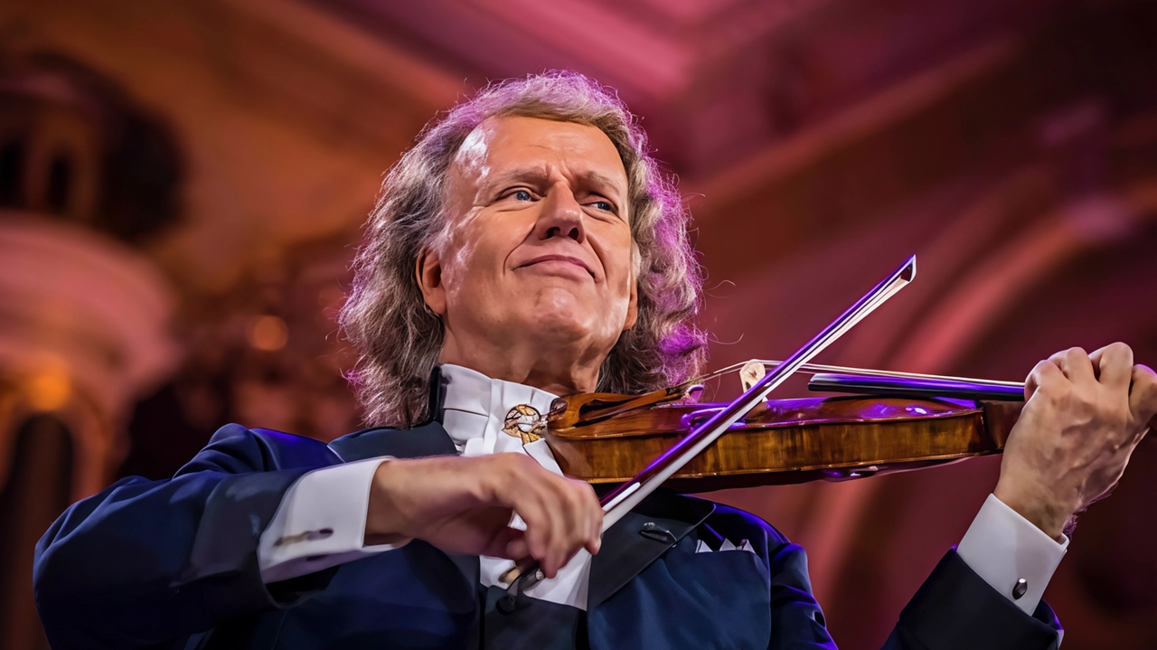 Domani il concerto al Forum (sold out da otto mesi) per il violinista compositore e la sua orchestra "Le emozioni sono la chiave del mio successo. Lo dice anche la scienza: la musica ha il potere di guarire". Domani il concerto al Forum (sold out da otto mesi) per il violinista compositore e la sua orchestra "Le emozioni sono la chiave del mio successo. Lo dice anche la scienza: la musica ha il potere di guarire".
