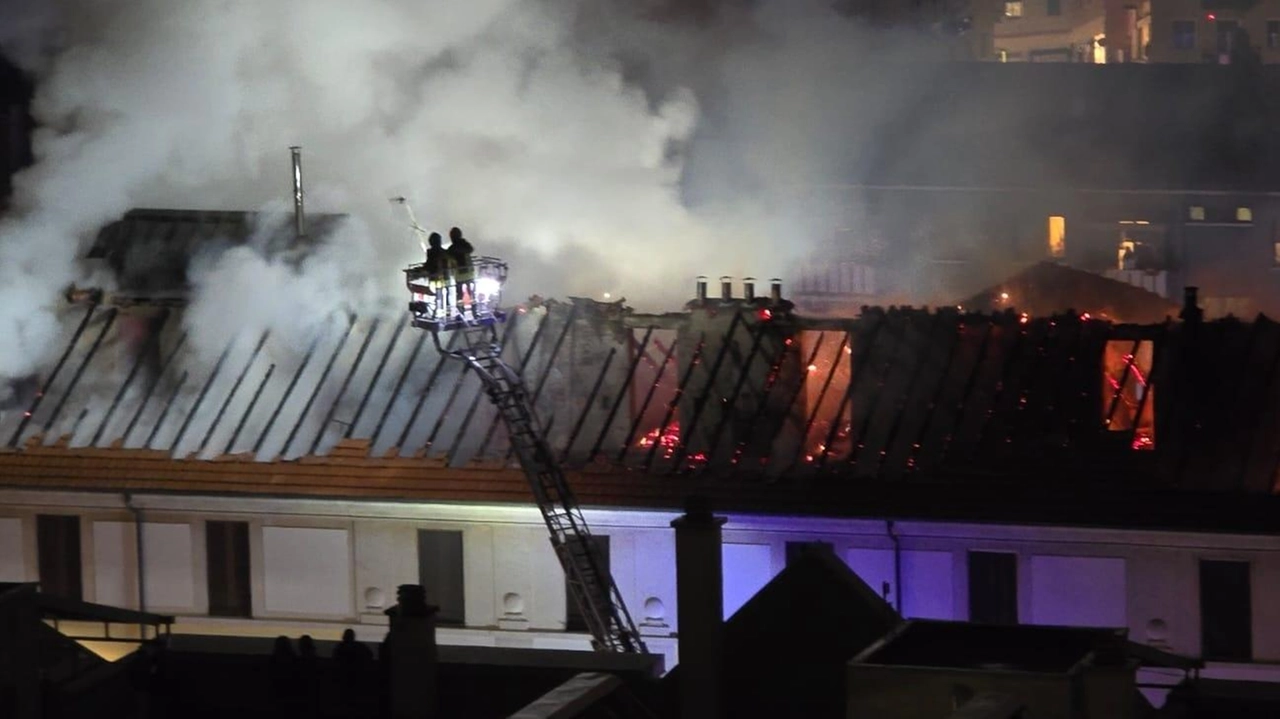 CORSICO Le fiamme hanno avvolto il sottotetto del palazzo in meno di cinque minuti, distruggendolo completamente, prima ancora che i vigili... CORSICO Le fiamme hanno avvolto il sottotetto del palazzo in meno di cinque minuti, distruggendolo completamente, prima ancora che i vigili...