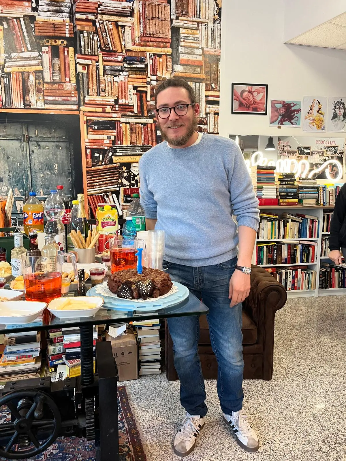 Matteo Brandolini e la vocazione del libraio: “Fra i miei scaffali ricreo rapporti umani che stanno sparendo”
