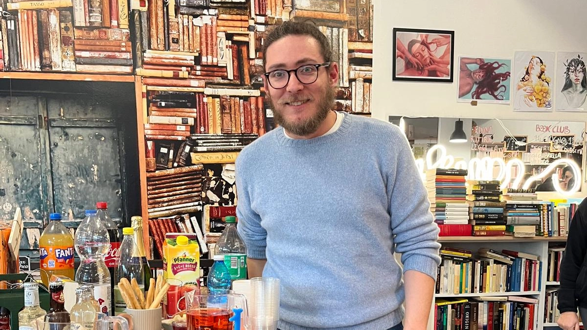 Matteo Brandolini e la vocazione del libraio: “Fra i miei scaffali ricreo rapporti umani che stanno sparendo”