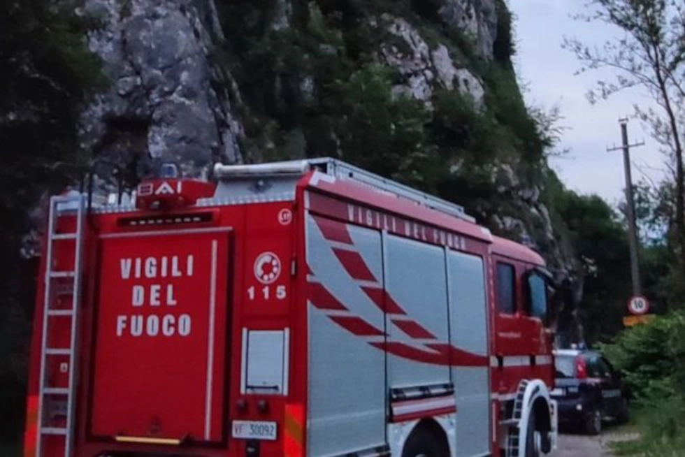 I soccorritori intervenuti nella zona della frana