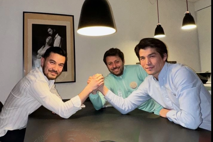 Francesco Errante con i dirigenti del Watan Football Club