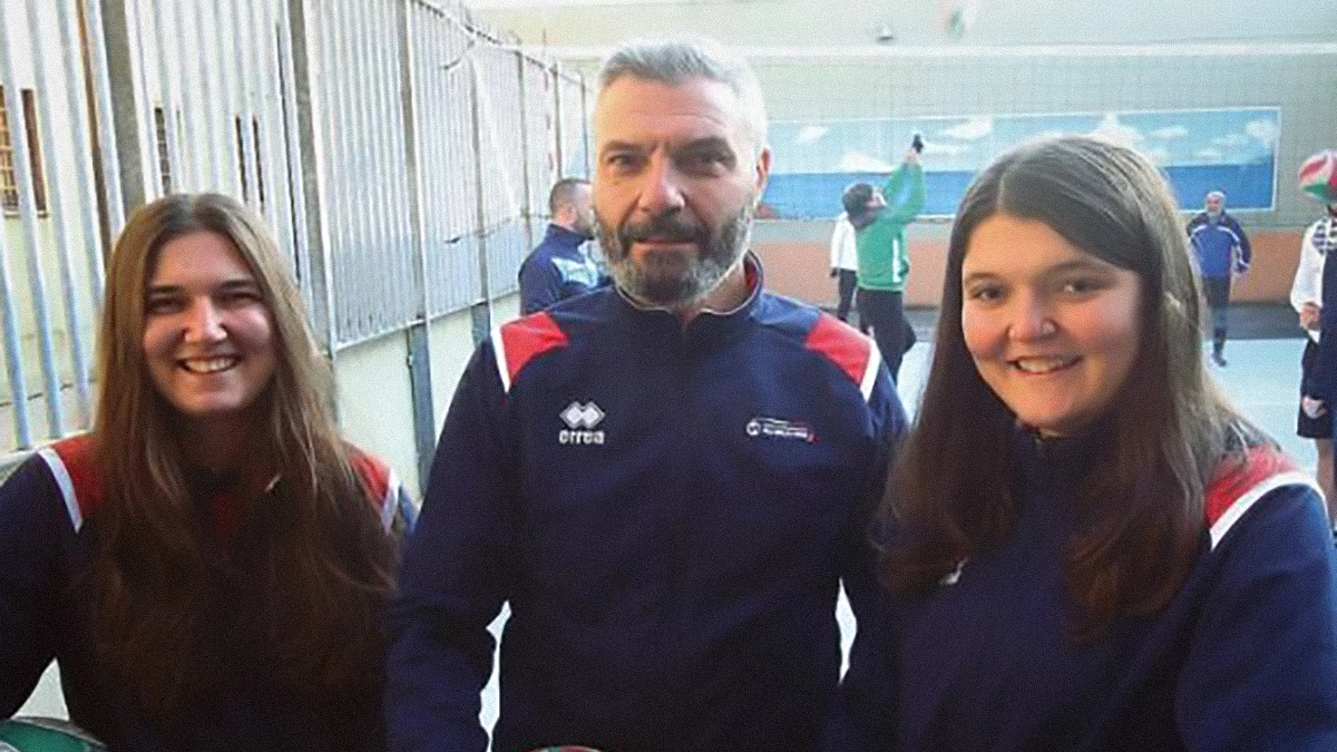 Camilla Aurora Fanelli (a destra) con il padre e la sorella, per il progetto "Liberi di giocare" del carcere di Monza