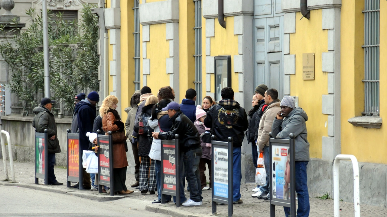 Il marciapiede fuori dell’Ufficio Immigrazione della Questura di Lecco con le persone in attesa Il marciapiede fuori dell’Ufficio Immigrazione della Questura di Lecco con le persone in attesa