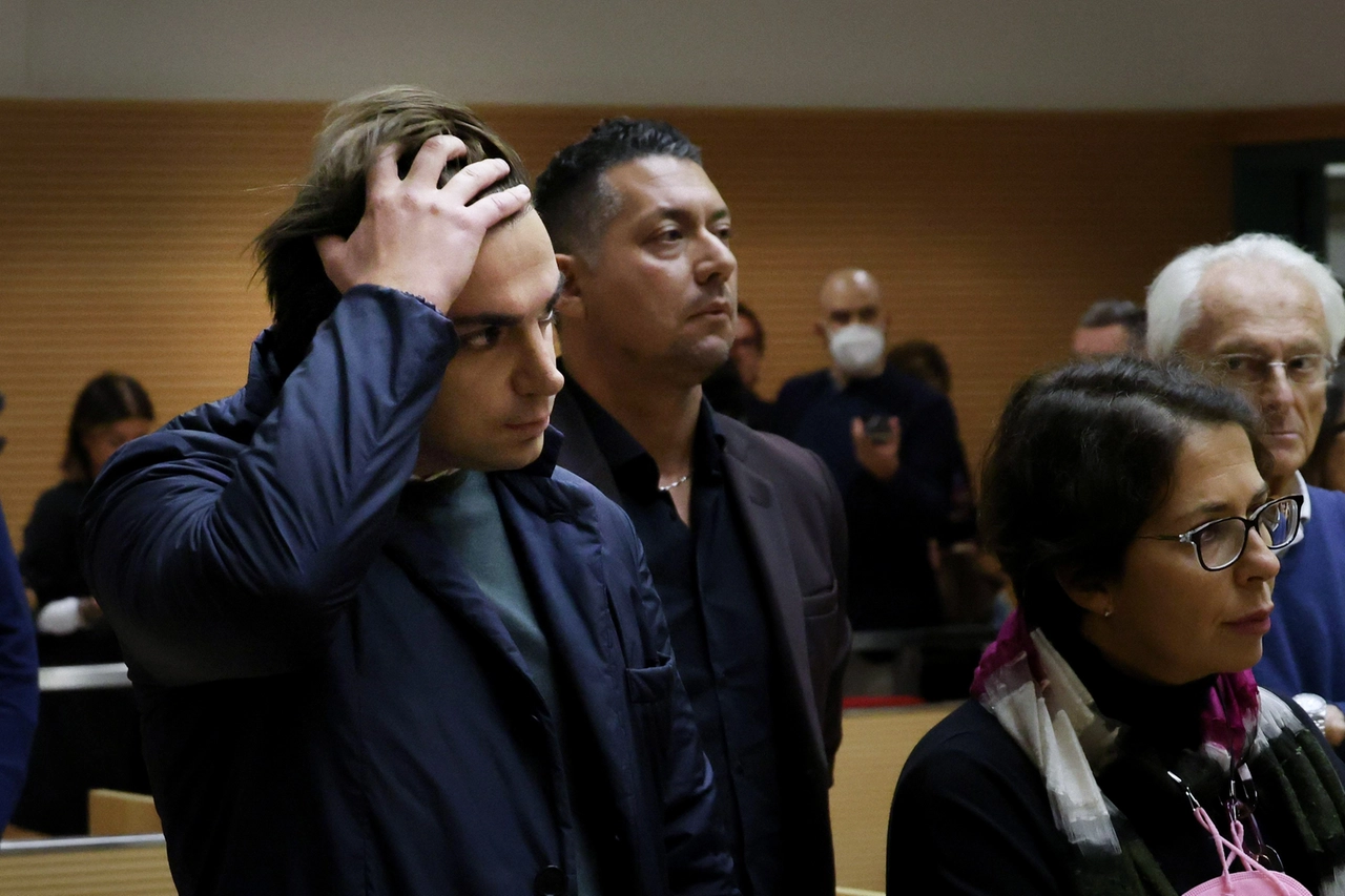 Giacomo Bozzoli si passa una mano tra i capelli durante un udienza in Tribunale