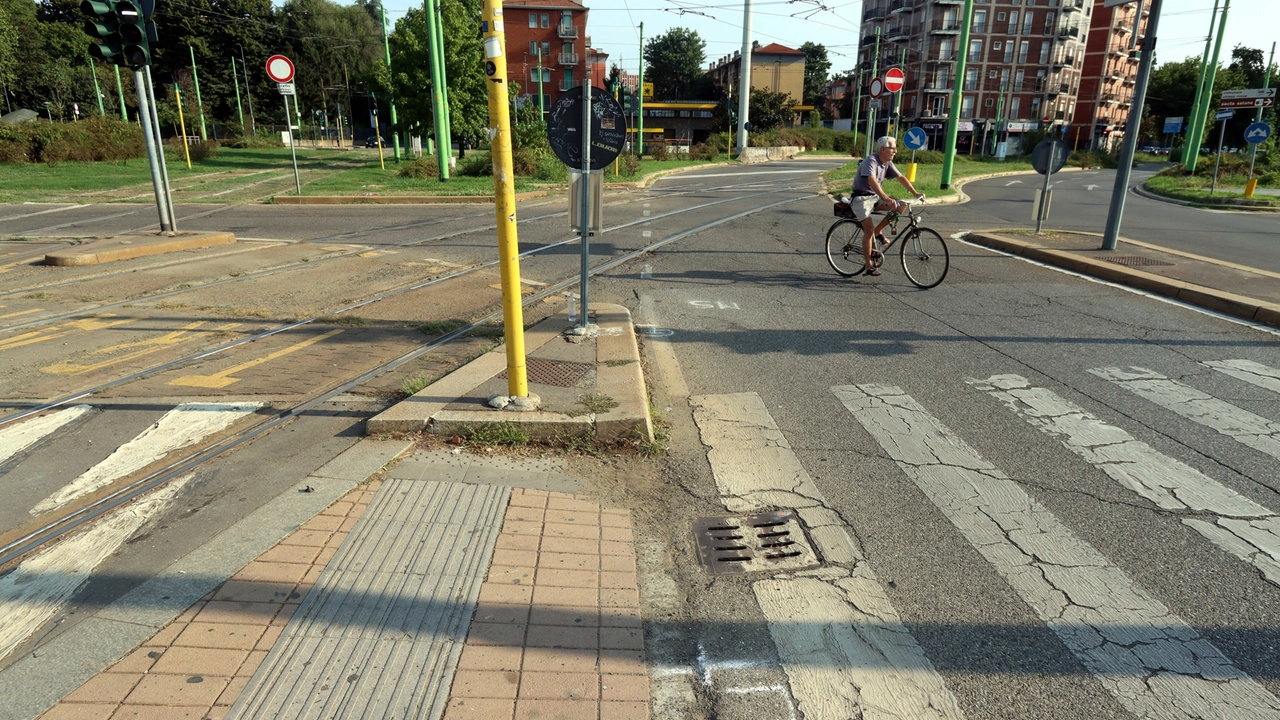 Il luogo dove è stato investito il ciclista in piazza Abbiategrasso a Milano