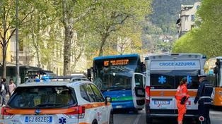 Un avvocato comasco di 49 anni, è stato investito da un bus ieri alle 12.15, mentre attraversava la strada in...