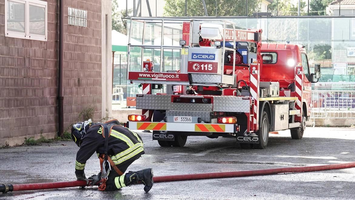 I vigili del fuoco e la polizia locale sono intervenuti per individuare la perdita e rimettere in sicurezza via San Giuseppe I vigili del fuoco e la polizia locale sono intervenuti per individuare la perdita e rimettere in sicurezza via San Giuseppe