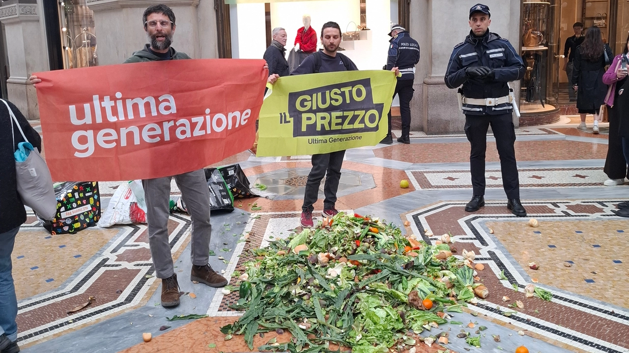 Quarta incursione in undici giorni di Ultima Generazione in Galleria: scarti di frutta e verdura al centro dell'Ottagono e applausi dei passanti