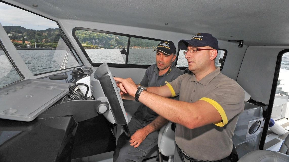 Nel porto di Moniga sono intervenuti i finanzieri del Roan il reparto operativo navale Nel porto di Moniga sono intervenuti i finanzieri del Roan il reparto operativo navale