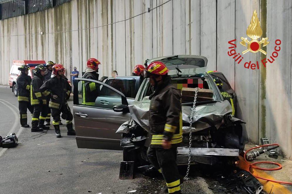 Scontro nel sottopassaggio a Rovello: i vigili del fuoco tagliano le auto per estrarre i feriti dalle lamiere Scontro nel sottopassaggio a Rovello: i vigili del fuoco tagliano le auto per estrarre i feriti dalle lamiere