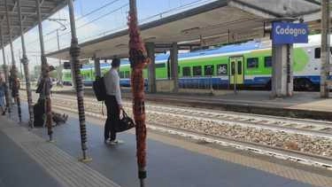 Il treno da Bozzolo e diretto a Milano Centrale ieri mattina, per i pendolari in attesa poco prima delle... Il treno da Bozzolo e diretto a Milano Centrale ieri mattina, per i pendolari in attesa poco prima delle...