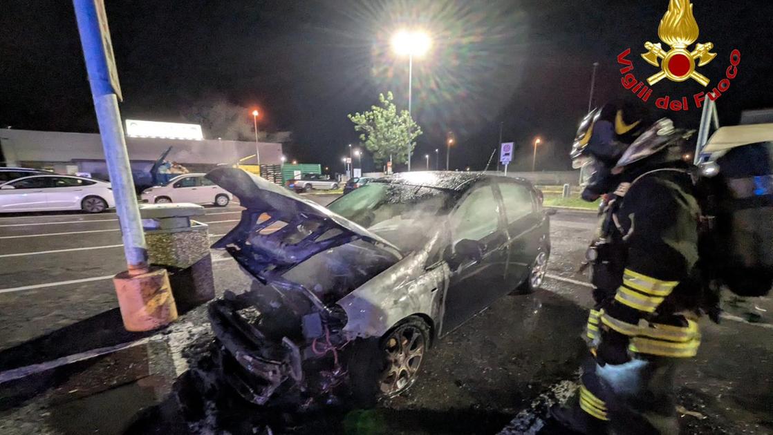 L’auto in sosta va in fiamme nella notte: paura a Pieve Fissiraga