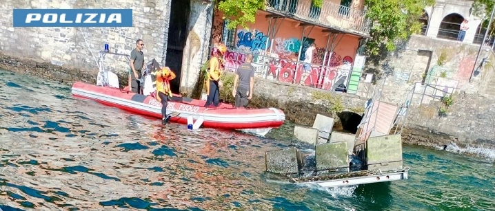 Lago di Como, a Blevio si ribalta un pontile galleggiante: Squadra Nautica in azione