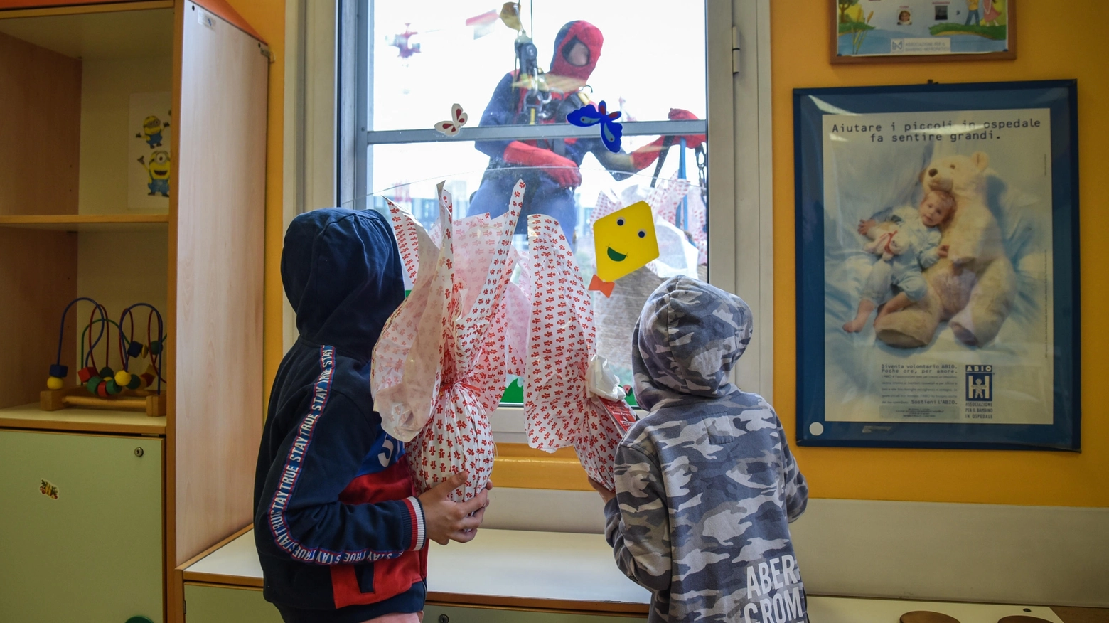 Spiderman acrobati si calano dal tetto della Clinica de Marchi per portare ai bambini ricoverati le uova di Pasqua 