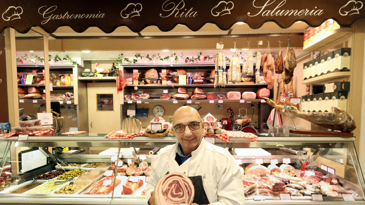 Al Mercato Wagner, Luigi Folino porta avanti l’attività inaugurata dalla ex socia Rita 44 anni fa. Sul banco anche i piatti di gastronomia di tre cuochi, tra cui suo figlio. "Clienti pure da Vigevano e Varese". Al Mercato Wagner, Luigi Folino porta avanti l’attività inaugurata dalla ex socia Rita 44 anni fa. Sul banco anche i piatti di gastronomia di tre cuochi, tra cui suo figlio. "Clienti pure da Vigevano e Varese".