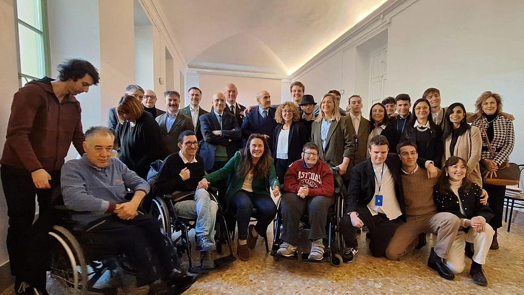 Il ministro alla Disabilità Alessandra Locatelli in mezzo ai ragazzi con problemi dello spettro autistico della Fondazione Danelli, “ciceroni“ d’eccezione fino a domenica prossima della mostra “Le donne di casa Manzoni“ Il ministro alla Disabilità Alessandra Locatelli in mezzo ai ragazzi con problemi dello spettro autistico della Fondazione Danelli, “ciceroni“ d’eccezione fino a domenica prossima della mostra “Le donne di casa Manzoni“