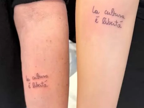 Il tatuaggio di Antonella Clerici e di sua figlia Maelle: "La cultura è libertà"