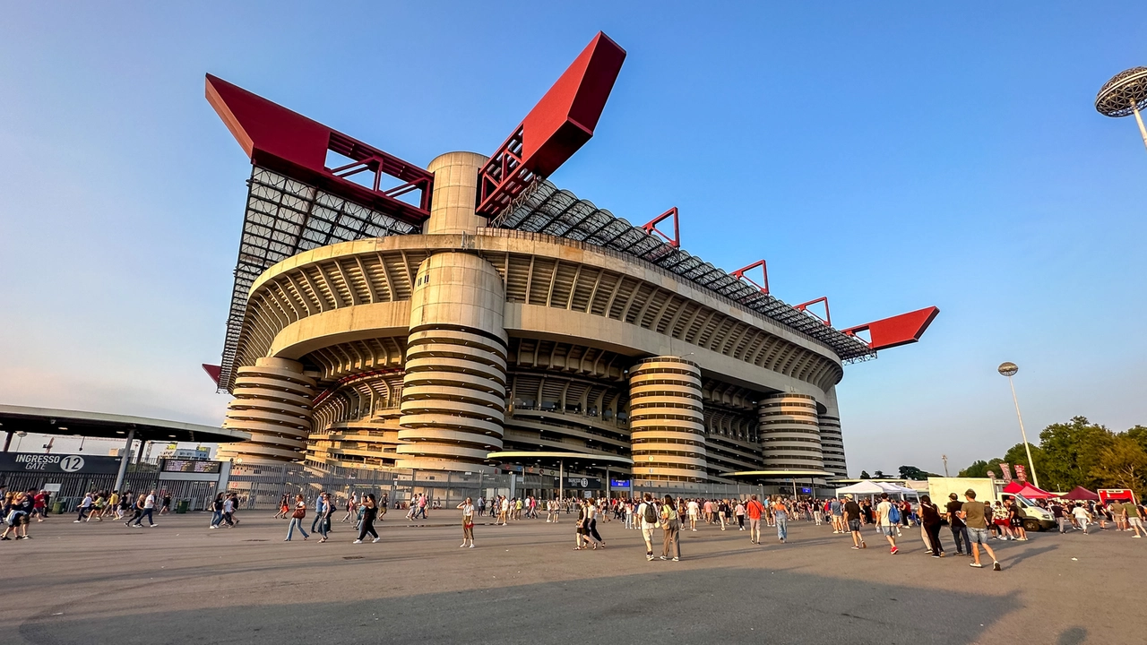 Gruppo di tifosi nerazzurri all'ingresso dello stadio Giuseppe Meazza di Milano Gruppo di tifosi nerazzurri all'ingresso dello stadio Giuseppe Meazza di Milano