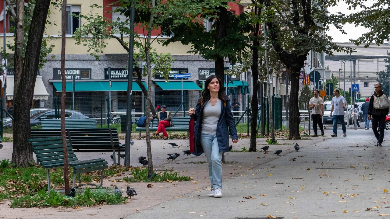 Piazza Gobetti, vicino alla stazione di Lambrate, oggetto di riqualificazione per migliorare pulizia e sicurezza. Opinioni contrastanti tra residenti sul reale impatto delle misure adottate.