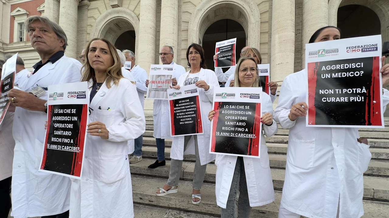 Una manifestazione per dire basta all’escalation di violenza contro il personale sanitario (Foto archivio) Una manifestazione per dire basta all’escalation di violenza contro il personale sanitario (Foto archivio)