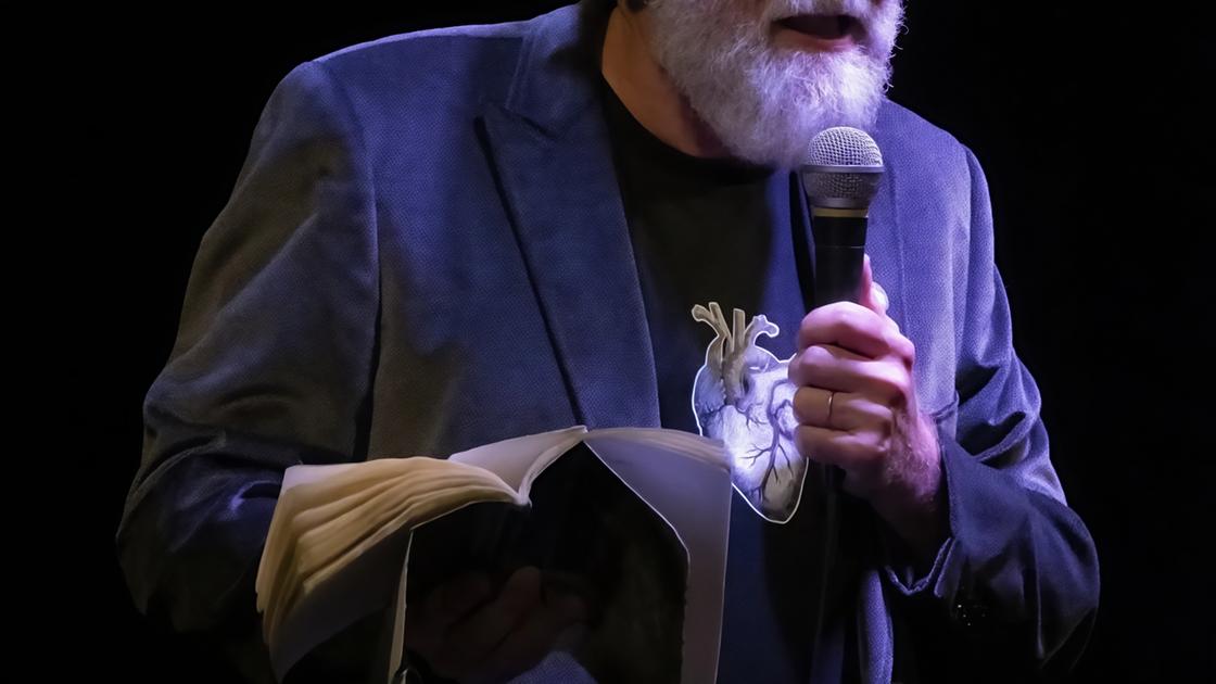 Un recital di poesie da ascoltare in cuffia con Agrati e Savogin Un recital di poesie da ascoltare in cuffia con Agrati e Savogin