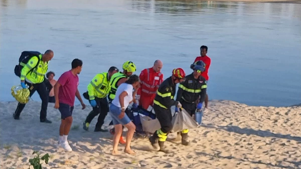 I soccorsi sulla spiaggia e la corsa per raggiungere l'ambulanza I soccorsi sulla spiaggia e la corsa per raggiungere l'ambulanza