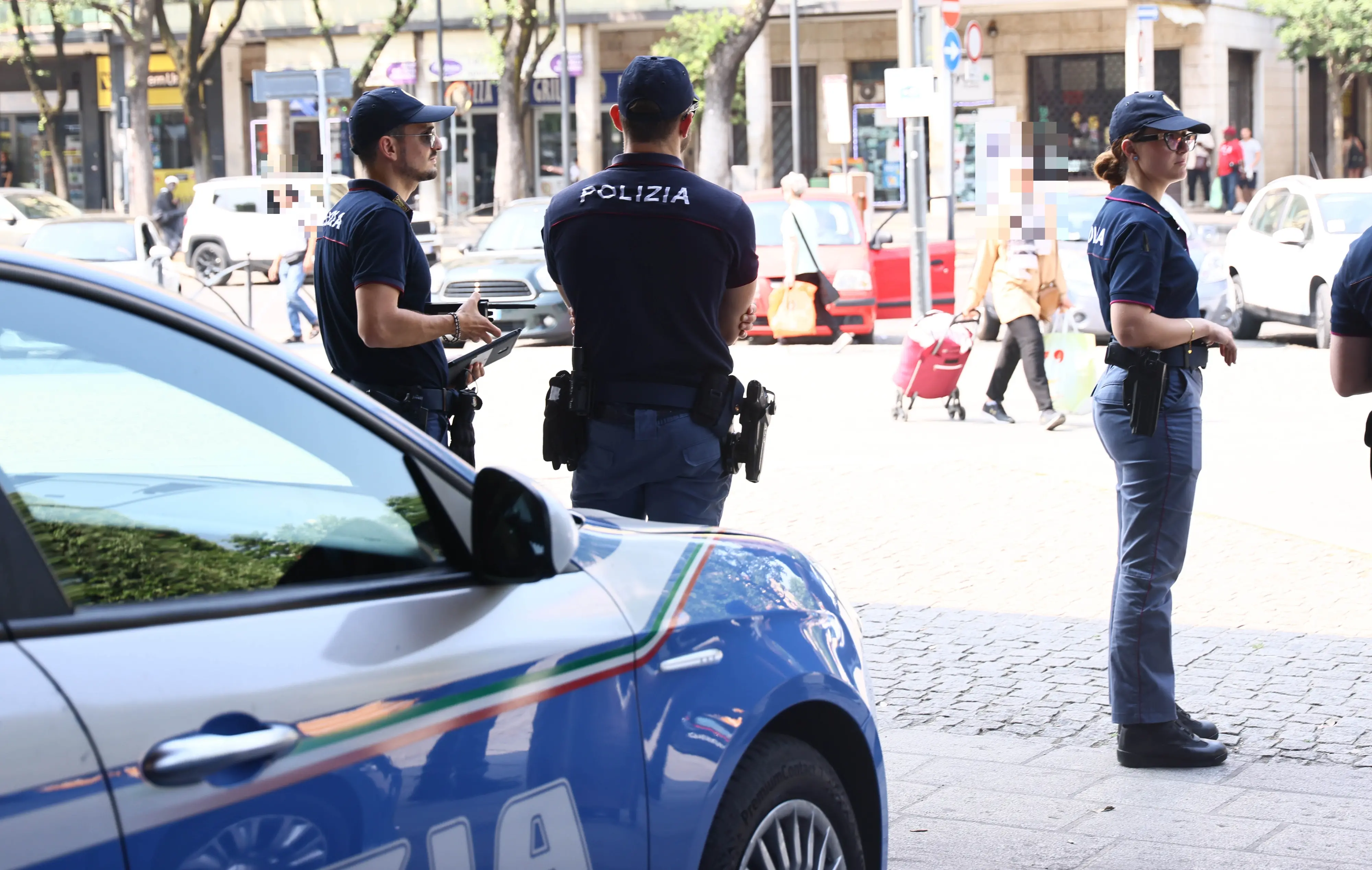 Beve troppo e non dà tregua agli appassionati della Mille Miglia, poi insulta e aggredisce i poliziotti: denunciata