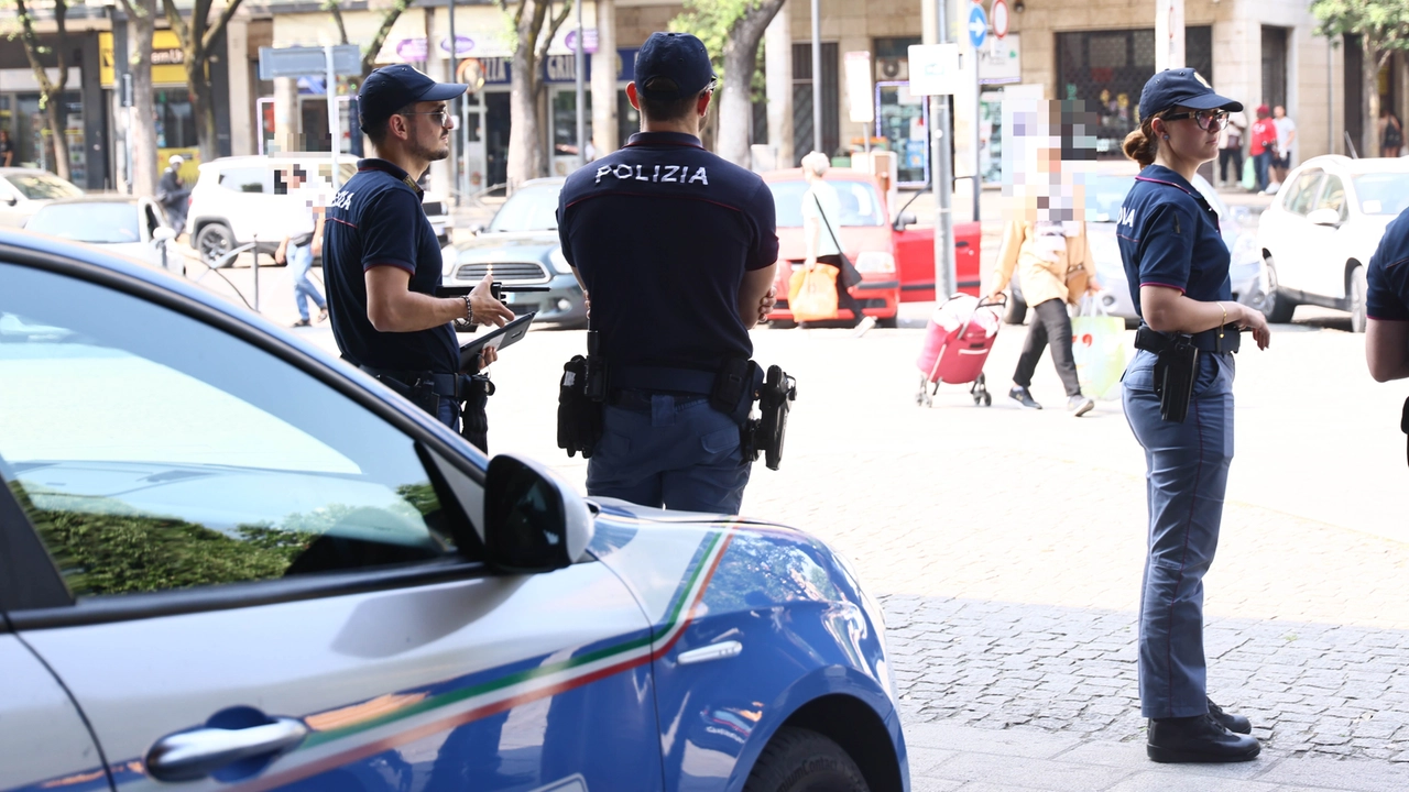 Beve troppo e non dà tregua agli appassionati della Mille Miglia, poi insulta e aggredisce i poliziotti: denunciata