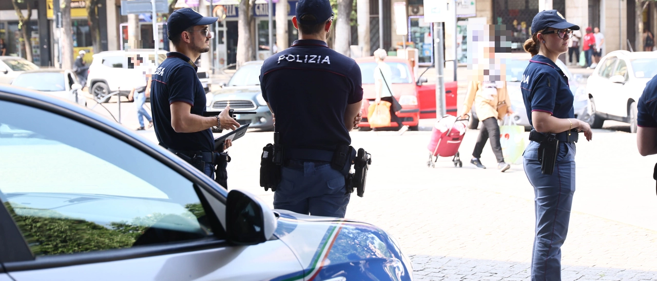 Beve troppo e non dà tregua agli appassionati della Mille Miglia, poi insulta e aggredisce i poliziotti: denunciata