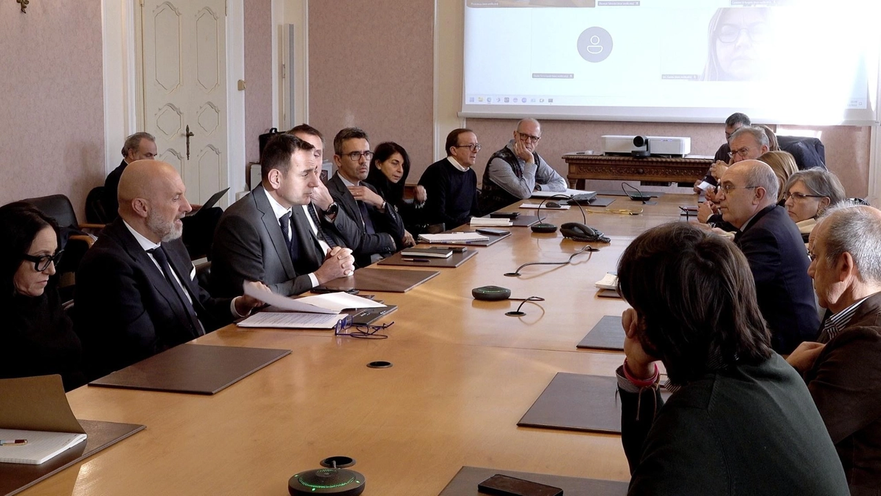 L’incontro in Prefettura che ha fatto il punto sulle questioni aperte tra Rfi e Comuni A Luino verrà rifatto il tetto della stazione