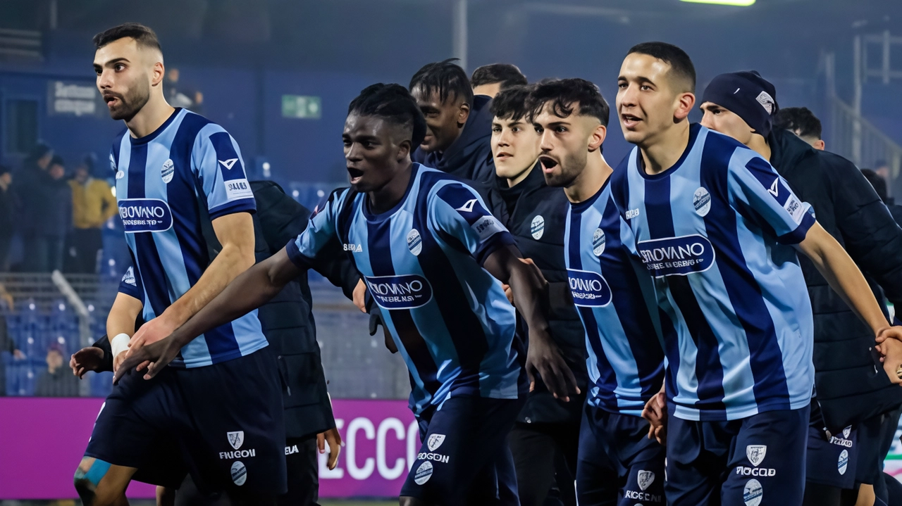I giocatori del Lecco festeggiano coi tifosi dopo la vittoria contro la Pro Patria nell’ultimo turno di campionato I giocatori del Lecco festeggiano coi tifosi dopo la vittoria contro la Pro Patria nell’ultimo turno di campionato