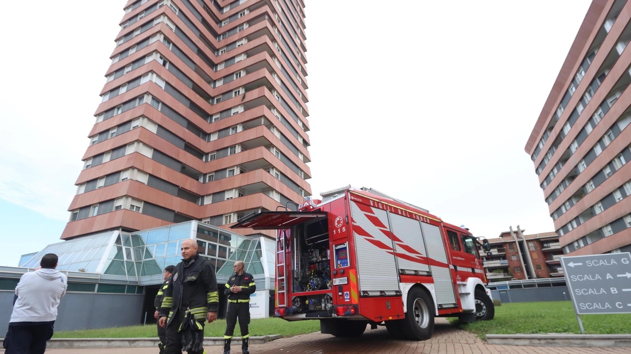 Incendio in una torre a Milano: una donna di 43 anni coinvolta, scintille da una ciabatta elettrica. Evacuato il condominio, alcuni feriti, tra cui una neonata. Intervento di vigili del fuoco e polizia, sfollati temporanei. Alcuni appartamenti dichiarati inagibili. Incendio in una torre a Milano: una donna di 43 anni coinvolta, scintille da una ciabatta elettrica. Evacuato il condominio, alcuni feriti, tra cui una neonata. Intervento di vigili del fuoco e polizia, sfollati temporanei. Alcuni appartamenti dichiarati inagibili.