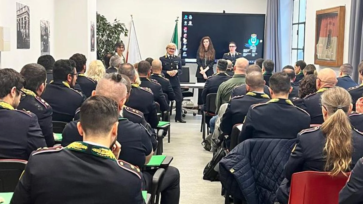 Dopo tre anni di pausa, l’aula del Comando di via Marsala torna a riempirsi: la nuova Academy per ufficiali di... Dopo tre anni di pausa, l’aula del Comando di via Marsala torna a riempirsi: la nuova Academy per ufficiali di...